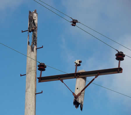 Poste Atingido por um Relâmpago