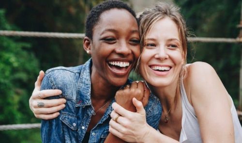 Amigas se Abraçando 