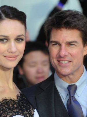 Olga Kurylenko ao Lado do Ator Tom Cruise 