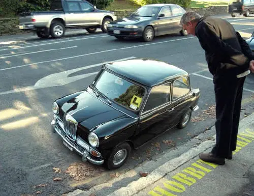 Homem Grande, Carro Pequeno