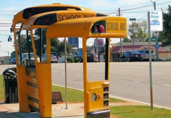 Construido com tetos de onibus