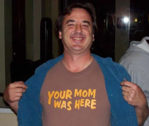 Na camiseta: "Sua mãe esteve aqui"