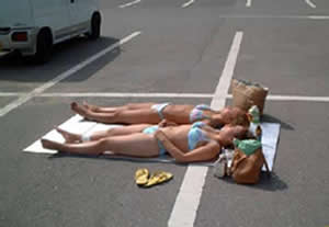 Tomando Sol no Estacionamento