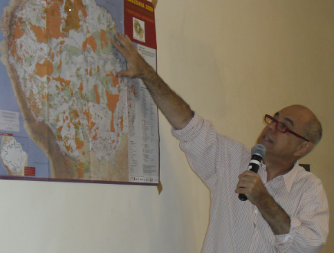 O professor Ariovaldo Umbelino mostra áreas indígenas para alunos