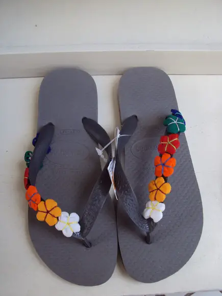 Havaianas com flor de fuxico