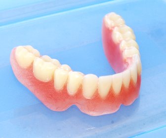 Mantenha a Dentadura Limpa para a Saúde