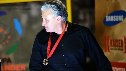 Tite Recebendo a Medalha De Campeão De Libertadores Da América