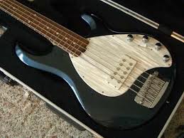 Contrabaixo Music Man Stingray 