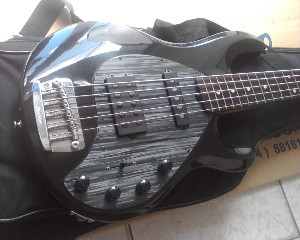 Contrabaixo Music Man Stingray 