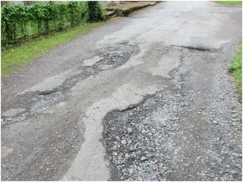 Danos causados nos carros pelos buracos nas ruas