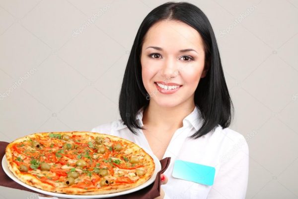Garçonete Servindo Pizza na Itália