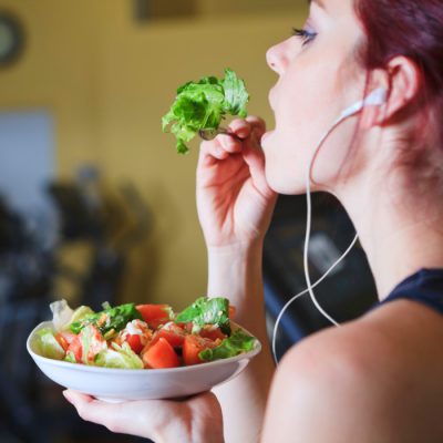 Mulher se Alimentando Antes do Treino