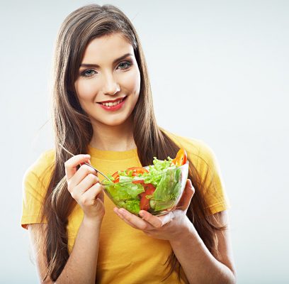 Mulher se Alimentando de Salada
