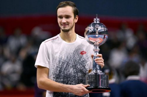 Daniil Medvedev Levantando um Troféu