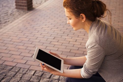 Uma Jovem Com seu Tablet na Mão, Pronta Para Jogar