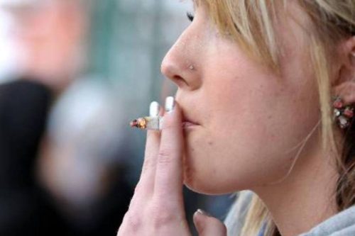Mulher Fumando 