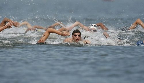 Pessoas Nadando em Mar Aberto