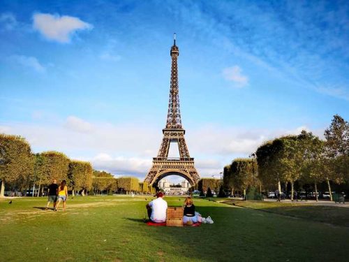 Casal Fazendo Piquenique Próximo a Torre Eiffel