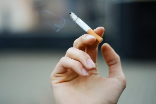 Pessoa Fumando Cigarro 