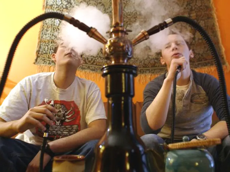 Покурить кальян места. Покурить кальян места. Стол для кальяна. Курят в кафе. Покурить кальян места.