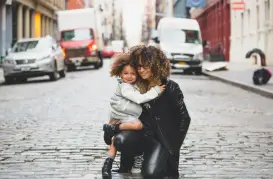 Mãe e Filha de Cabelo Cacheados