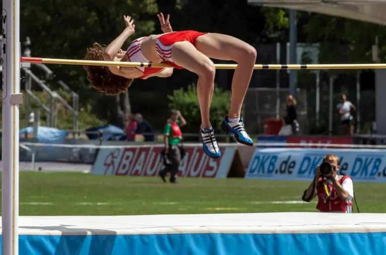 Qual a Diferença Entre o Salto em Altura e Salto em Distância