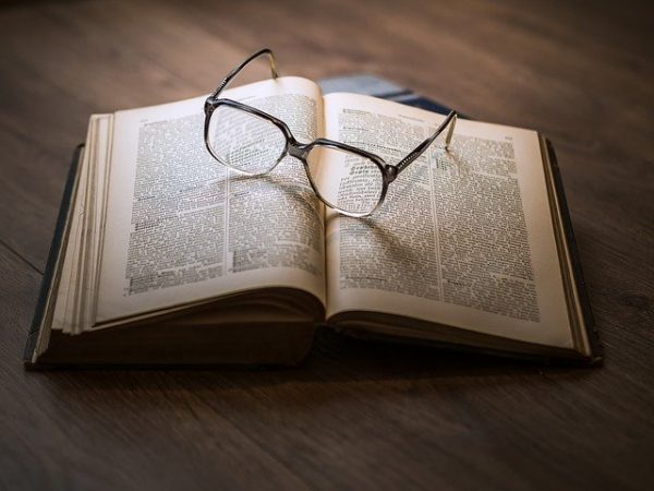 Livro e Óculos 